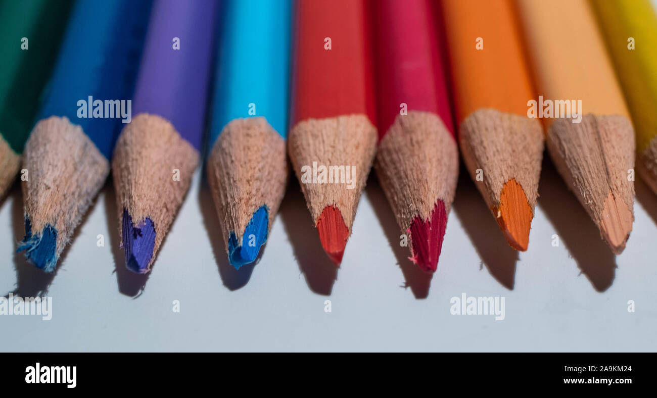 In der Nähe der Farbe Bleistift mit verschiedenen Farben Farbstifte auf weißem Hintergrund. Stockfoto