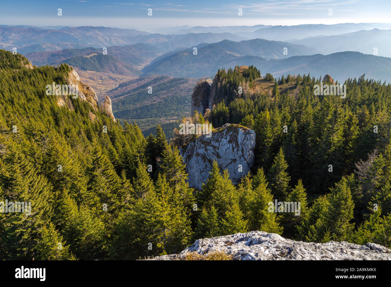Berglandschaft aus dem ceahlau Massiv in Piatra Neant, Rumänien gesehen. Stockfoto