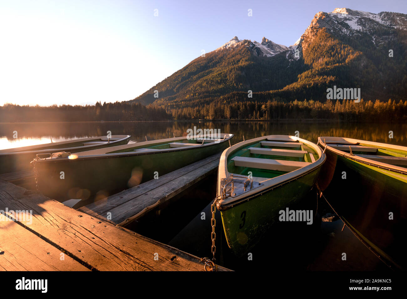 Farbenfrohe Sommer am frühen Morgen auf dem Hintersee mit weißen Vergnügen startet. Stockfoto