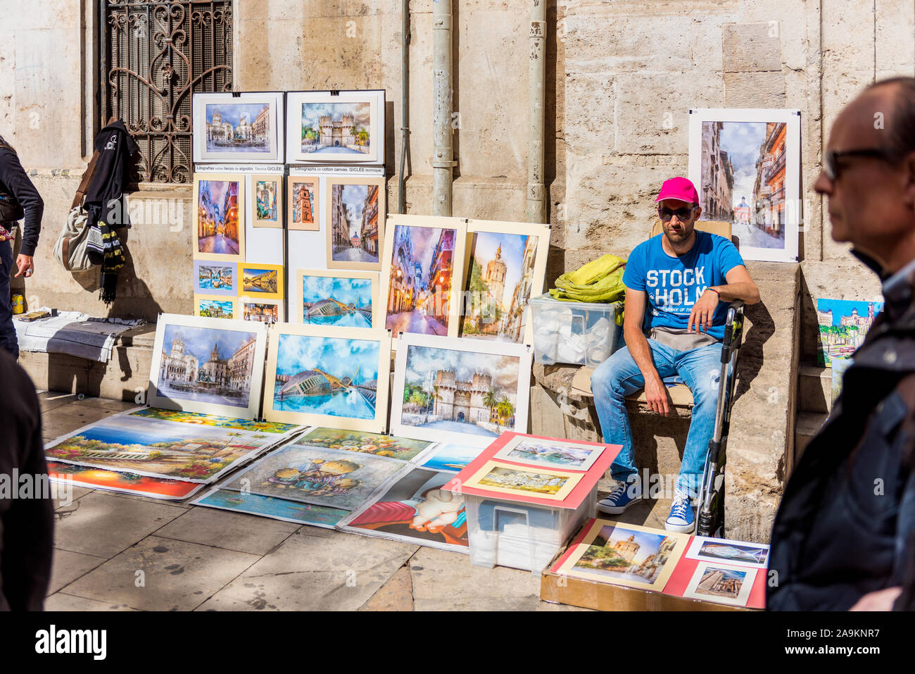 Artist anzeigen und darauf abzielt, seine Gemälde in einer Straße der Innenstadt von Valencia, Spanien zu verkaufen. Stockfoto