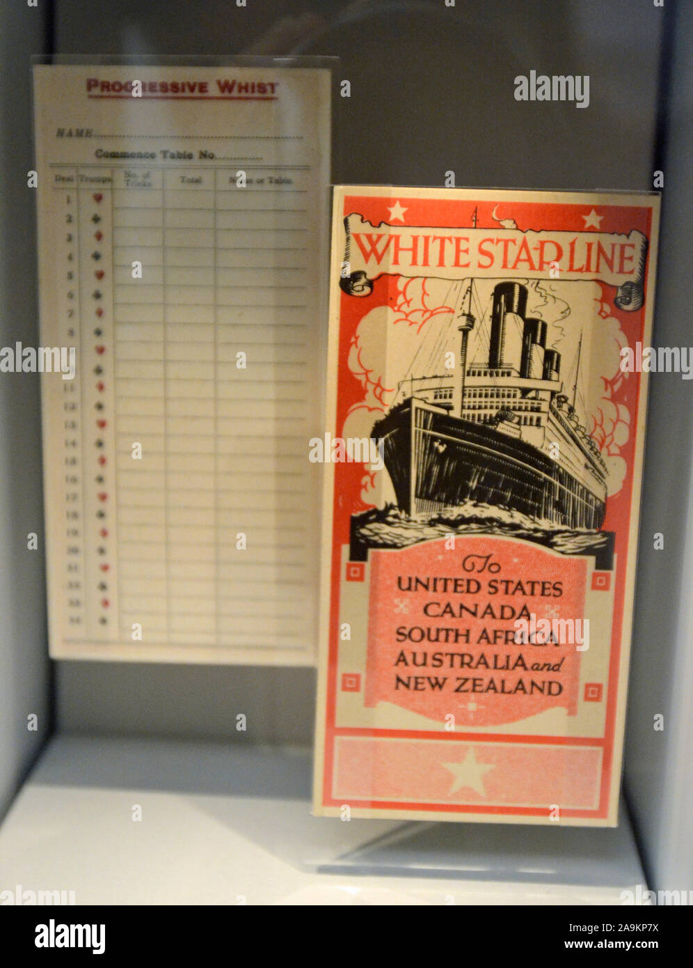 Progressive Whist Scorecard wie die auf der Titanic. The Titanic Story, The SeaCity Museum, Southampton, Hampshire, Großbritannien Stockfoto