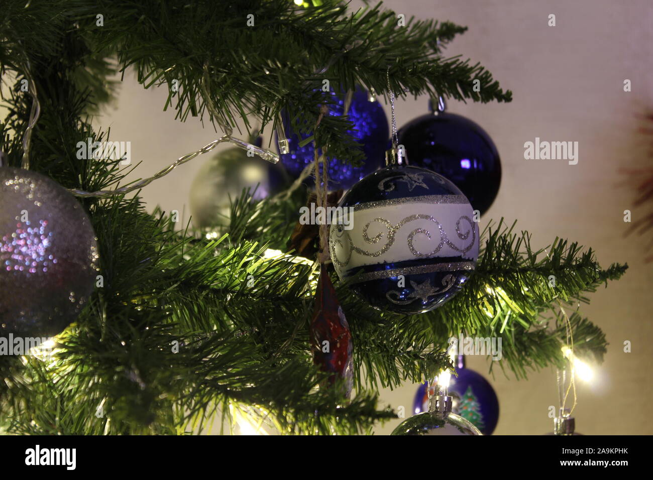 Weihnachtskugeln close-up. Glänzende Kugeln auf einem Zweig. Glühende Gerlyaddy. Weihnachtsbaum. Stockfoto