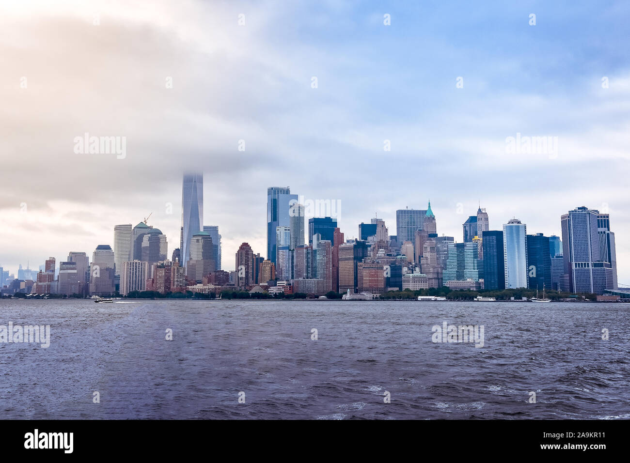 Stadtbild der Financial District von Manhattan von Liberty Island, in einer nebligen Tag. Stockfoto