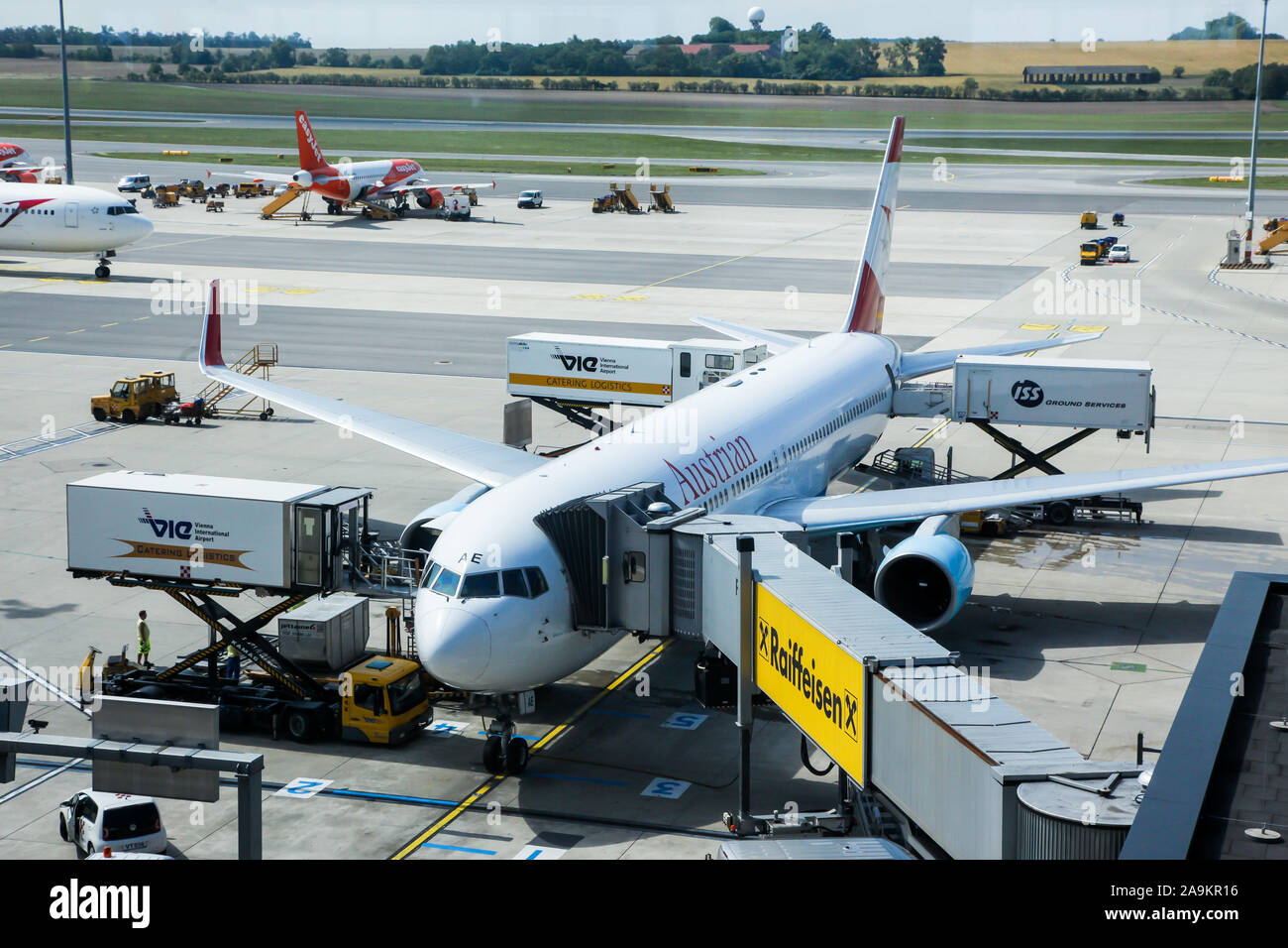 Wien, Österreich - 26. JULI 2018: Flugzeug aus Österreich ist Laden auf dem Flughafen Schwechat Stockfoto