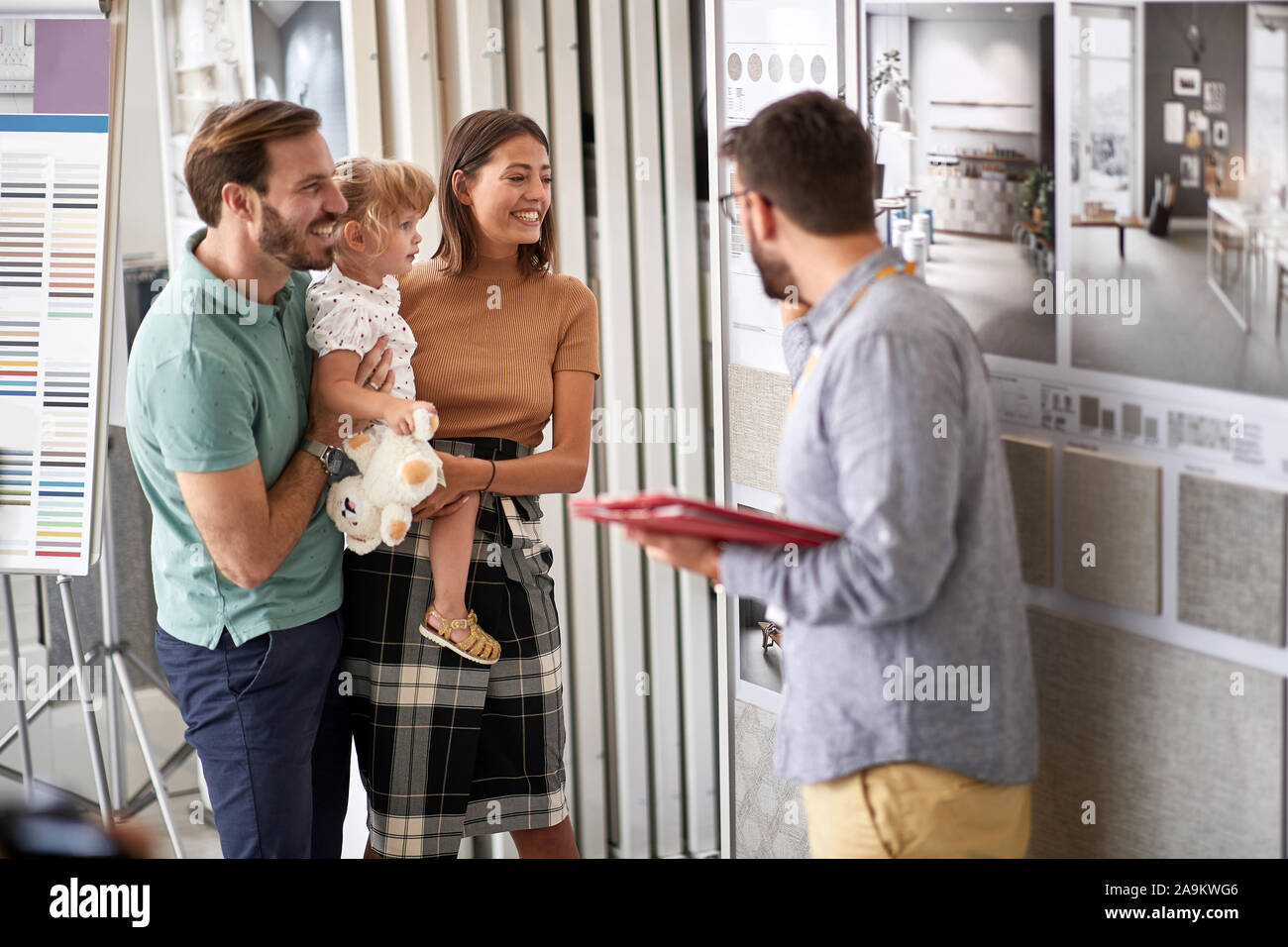 Junge Familie Mann und Frau Wahl Haushalt im Möbelhaus Stockfoto