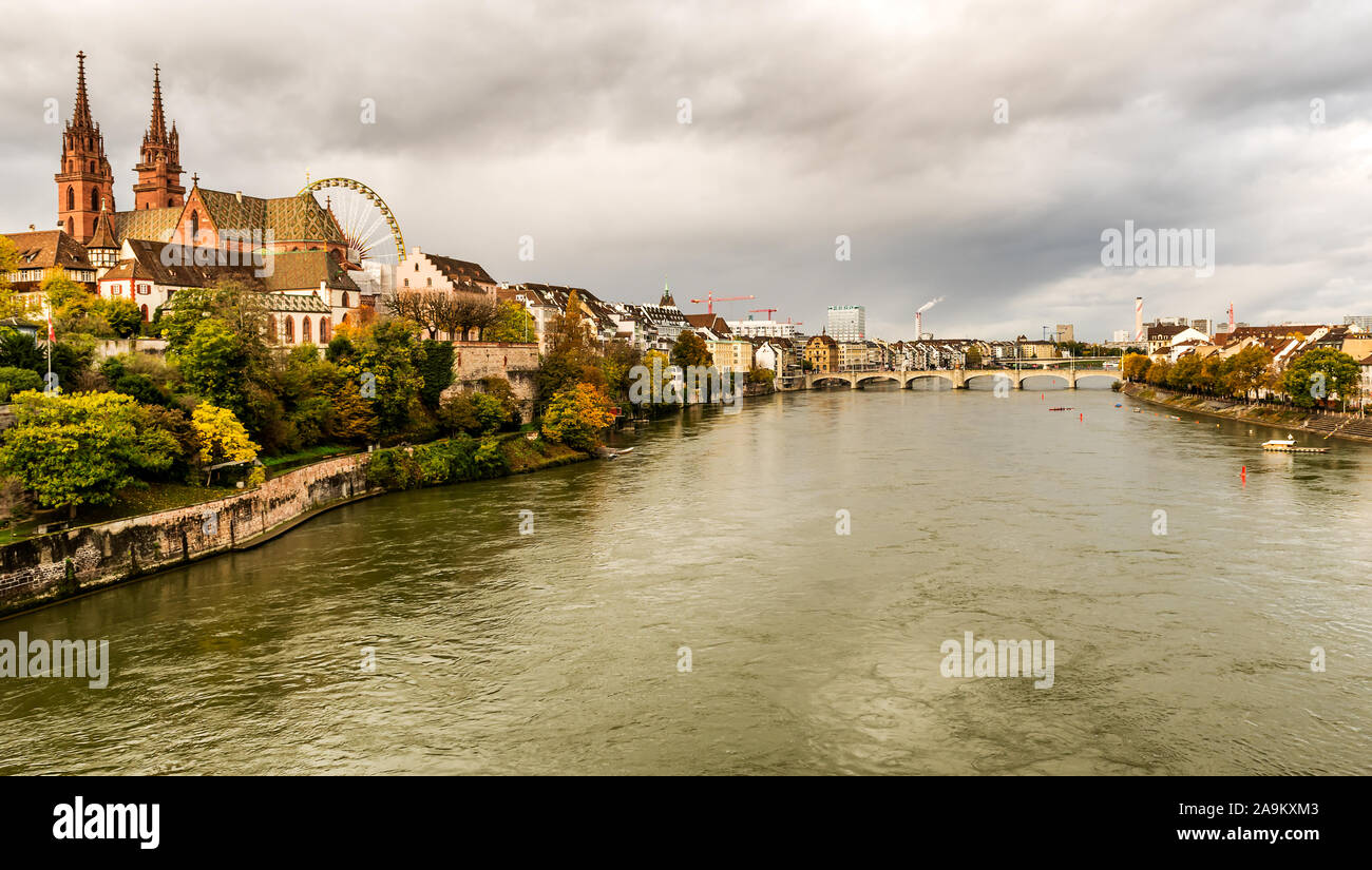 Altstadt von Basel mit Munster Dom und der Rhein in der Schweiz Stockfoto