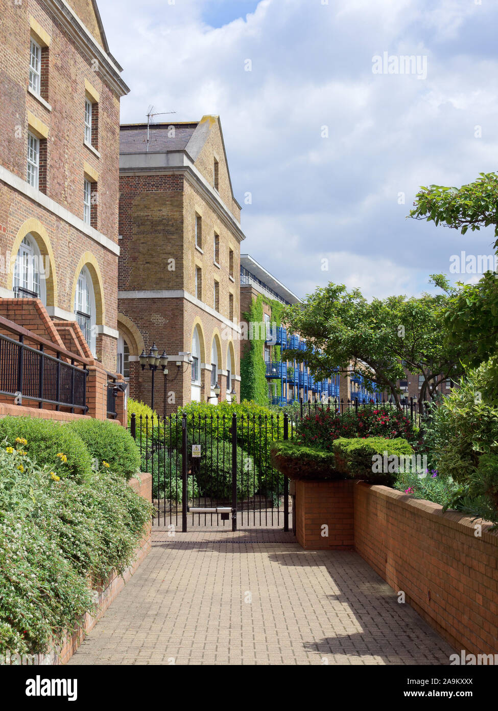 Riverside vor dem denkmalgeschützten Gebäude gesehen vom Eingang zum freien Handel Wharf Gemeinschaftsgarten (Limehouse, London, UK) Stockfoto