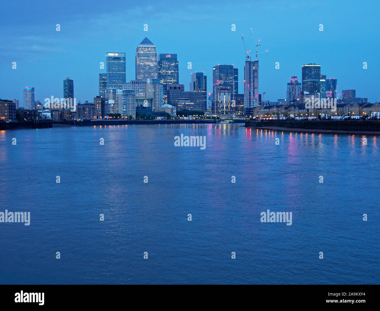Blick auf Canary Wharf, Rotherhithe und Thames River im Anfang Mai Abend. Stockfoto