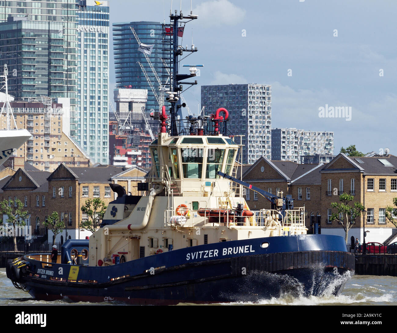 Schubschiff Der vitzer Brunel' auf der Themse in London mit Isle of Dogs im Hintergrund Stockfoto