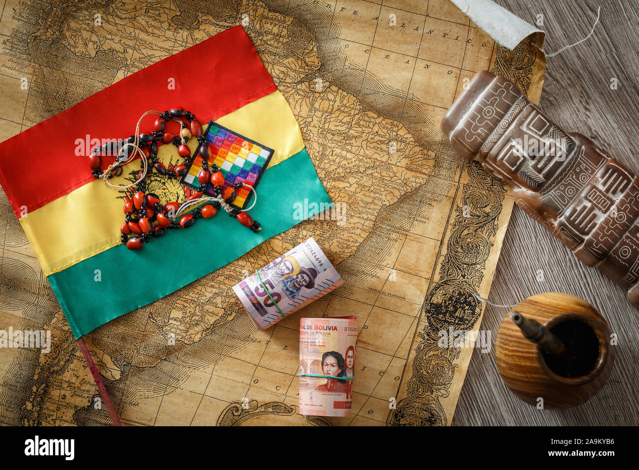 Bolivien. Land Flagge auf dem Hintergrund der alten Karte und Sachen mit Bolivien verbunden Stockfoto