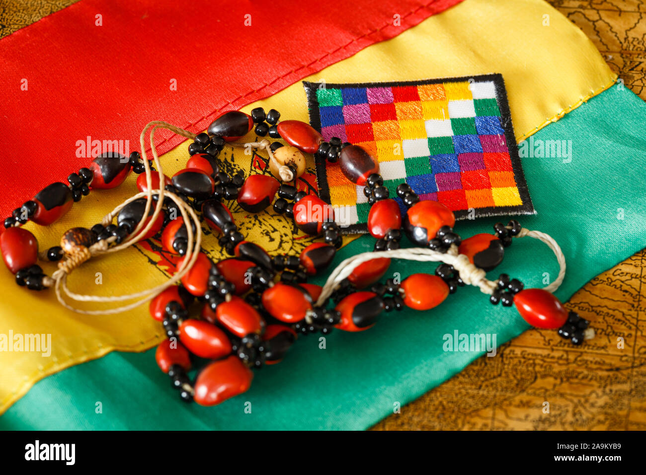 Indische und bolivianischen Flagge auf alte Karte Stockfoto