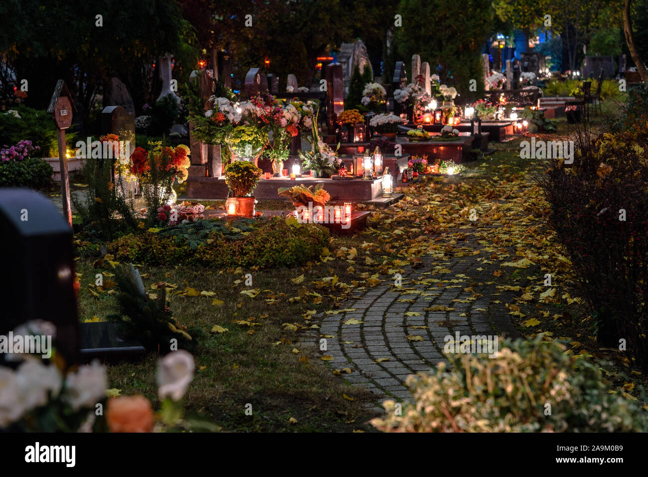 Gräber mit Kerzen auf Allerheiligen im Voraus von Allerseelen in der Kerepesi Friedhof von Budapest eingerichtet Stockfoto