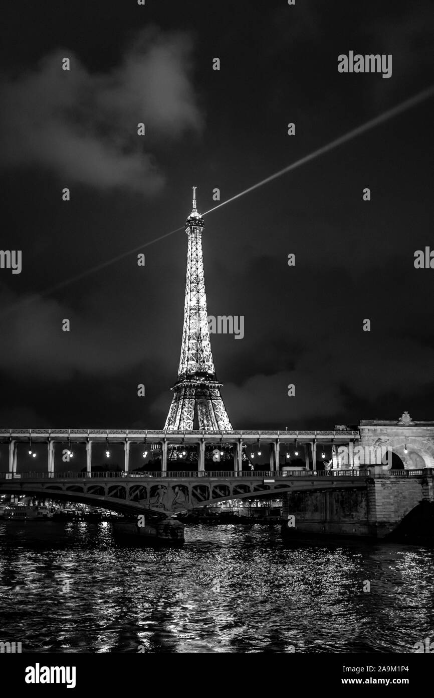 Der Eiffelturm bei Nacht, Paris, Frankreich Stockfoto