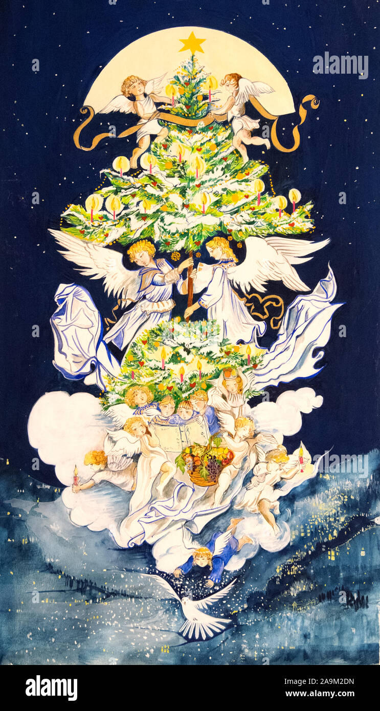Ein phantasievoll geschmückten Weihnachtsbaum auf dunkelblauem Hintergrund Stockfoto
