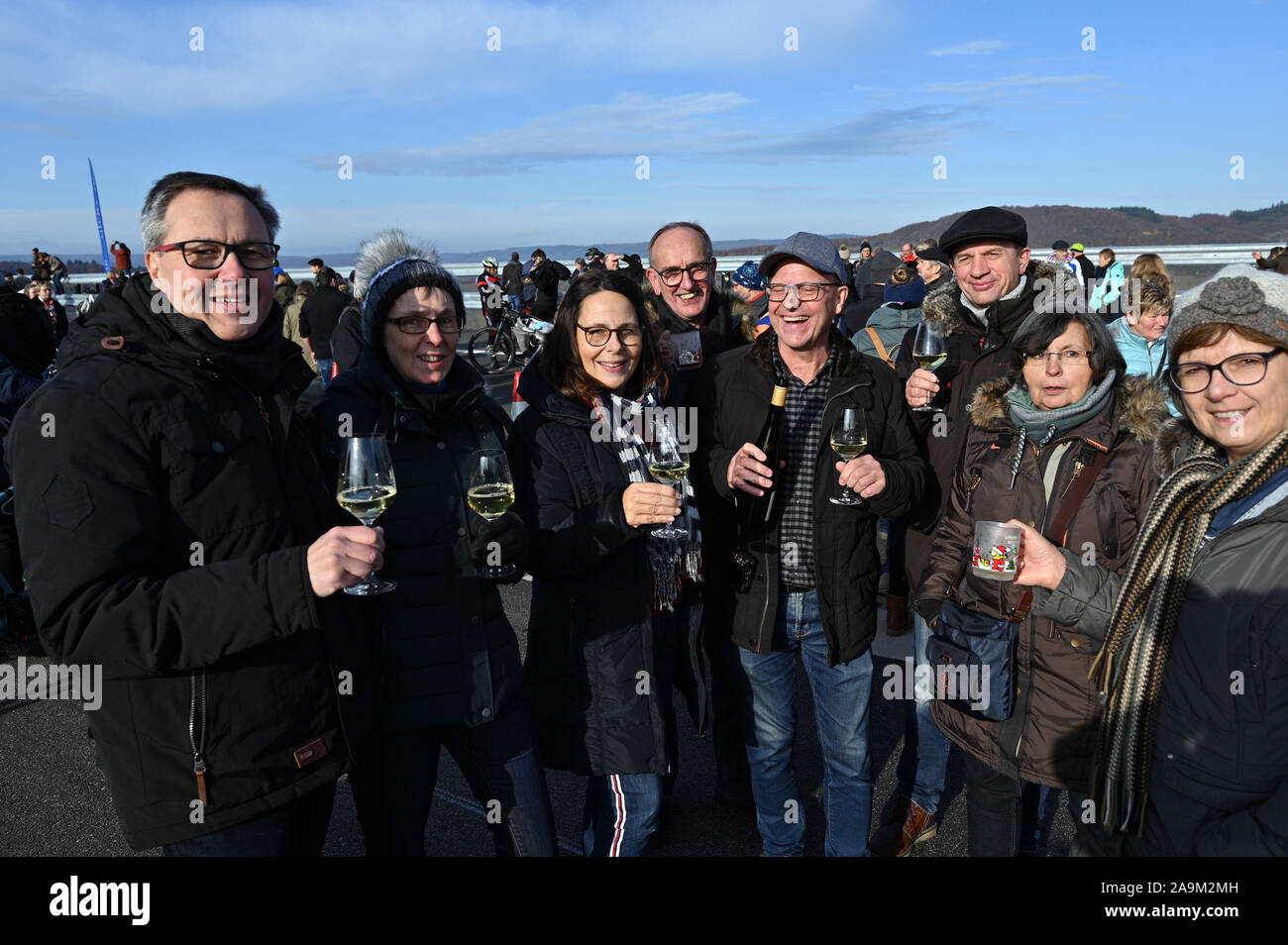 Zeltingen Rachtig, Deutschland. 16 Nov, 2019. Besucher aus Zeltingen-Rachtig und Düsseldorf wird ein Toast mit moselwein am Bürgerfest in einer Höhe von 160 Metern vor der offiziellen Eröffnung des Hochmosel Brücke. Nach acht Jahren Bauzeit wurde die Brücke für den Verkehr am 21. November 2019 geöffnet werden. Credit: Harald Tittel/dpa/Alamy leben Nachrichten Stockfoto