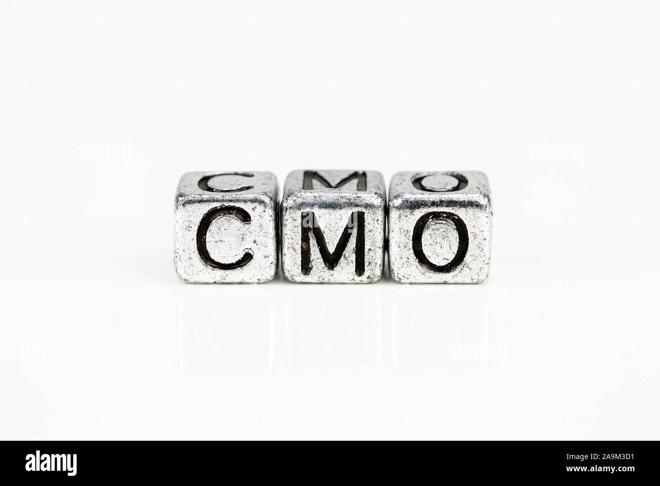 Chief Marketing Officer CMO-Konzept mit kubischen Metall Buchstaben auf weißem Hintergrund Stockfoto