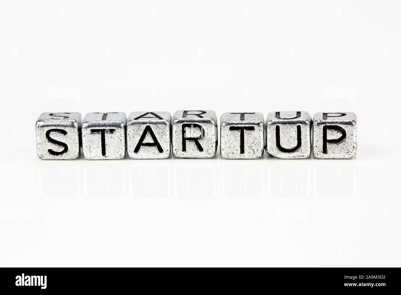 Start Konzept mit kubischen Metall Buchstaben auf weißem Hintergrund Stockfoto