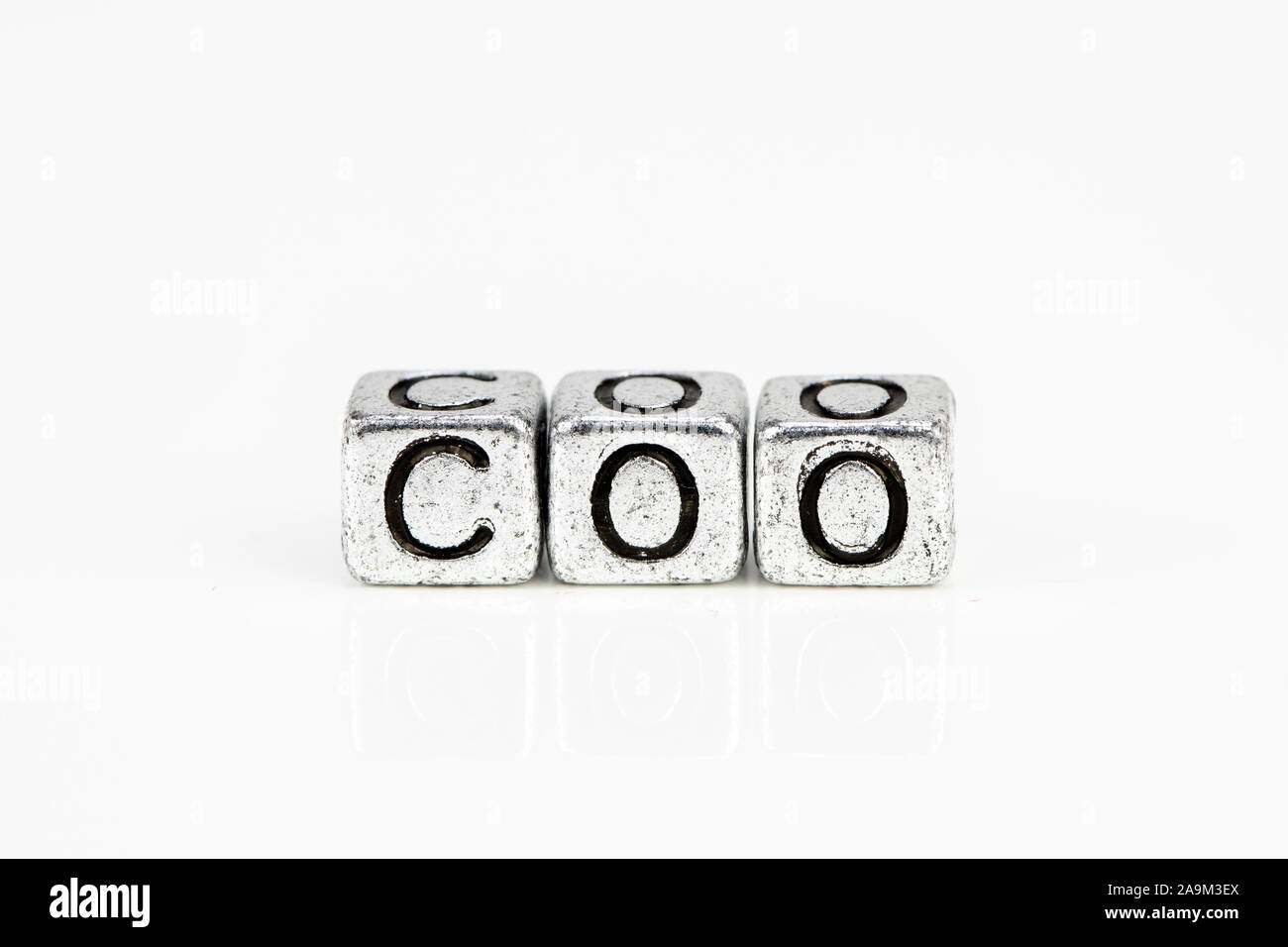 Chief Operating Officer COO-Konzept mit kubischen Metall Buchstaben auf weißem Hintergrund Stockfoto