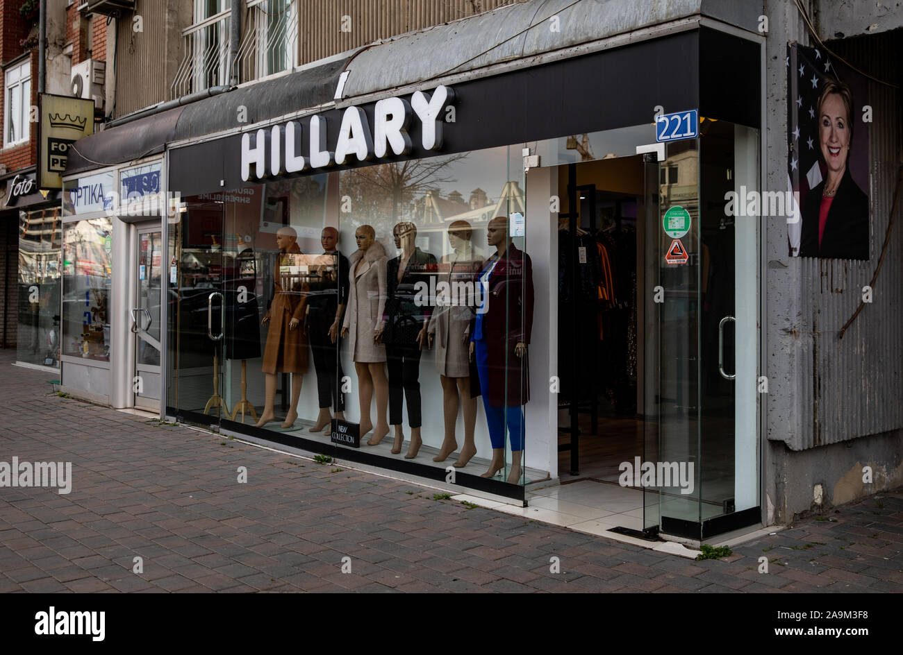 Allgemeine Ansicht der Hillary Clinton Store auf Bill Clinton Boulevard Pristina, Kosovo. Stockfoto
