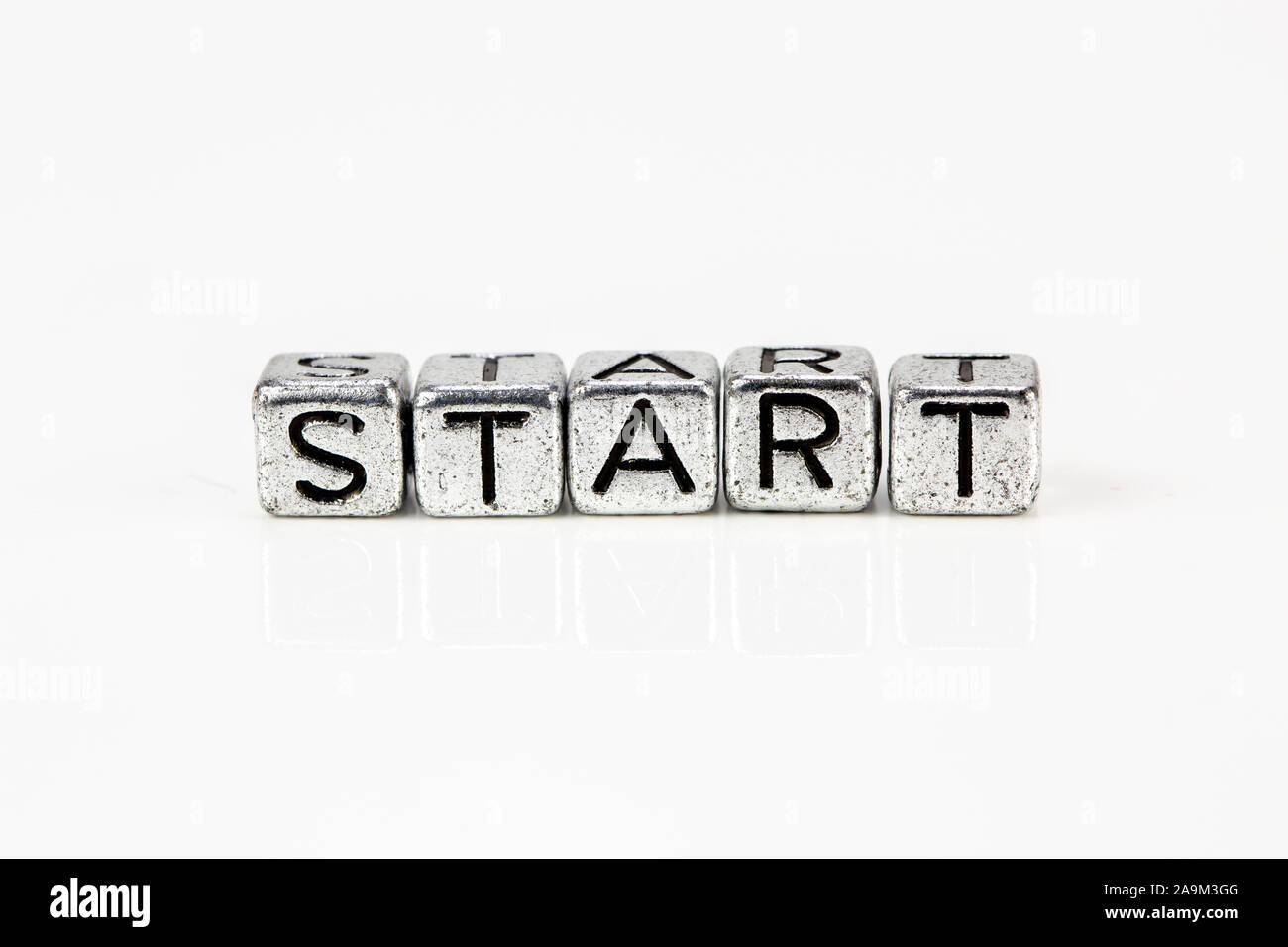 Start Konzept mit kubischen Metall Buchstaben auf weißem Hintergrund Stockfoto