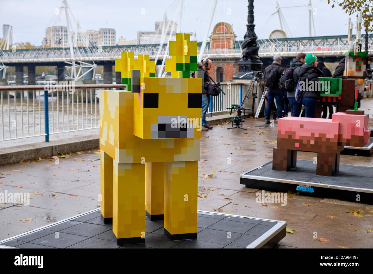 London, Großbritannien. 16. November 2019. In der Feier des Minecraft Erde Rollout, ein-von-ein-freundliche, lebensgroße Statuen von interaktiven Mobs oben knallen in London. Die Statuen sind lebensgroße Kreationen der schlammigen Schwein, Moobloom und festliche Jolly Llama mit einem Durchsuchbaren QR-Code eine exklusive neue Abenteuer durch die Minecraft Erde entwicklung Team zu spielen. Die Londoner Mobs kann Szene entlang der Königinnen zu Fuß Wochenenden vom 16. November bis 1. Dezember. Quelle: JF Pelletier/Alamy leben Nachrichten Stockfoto