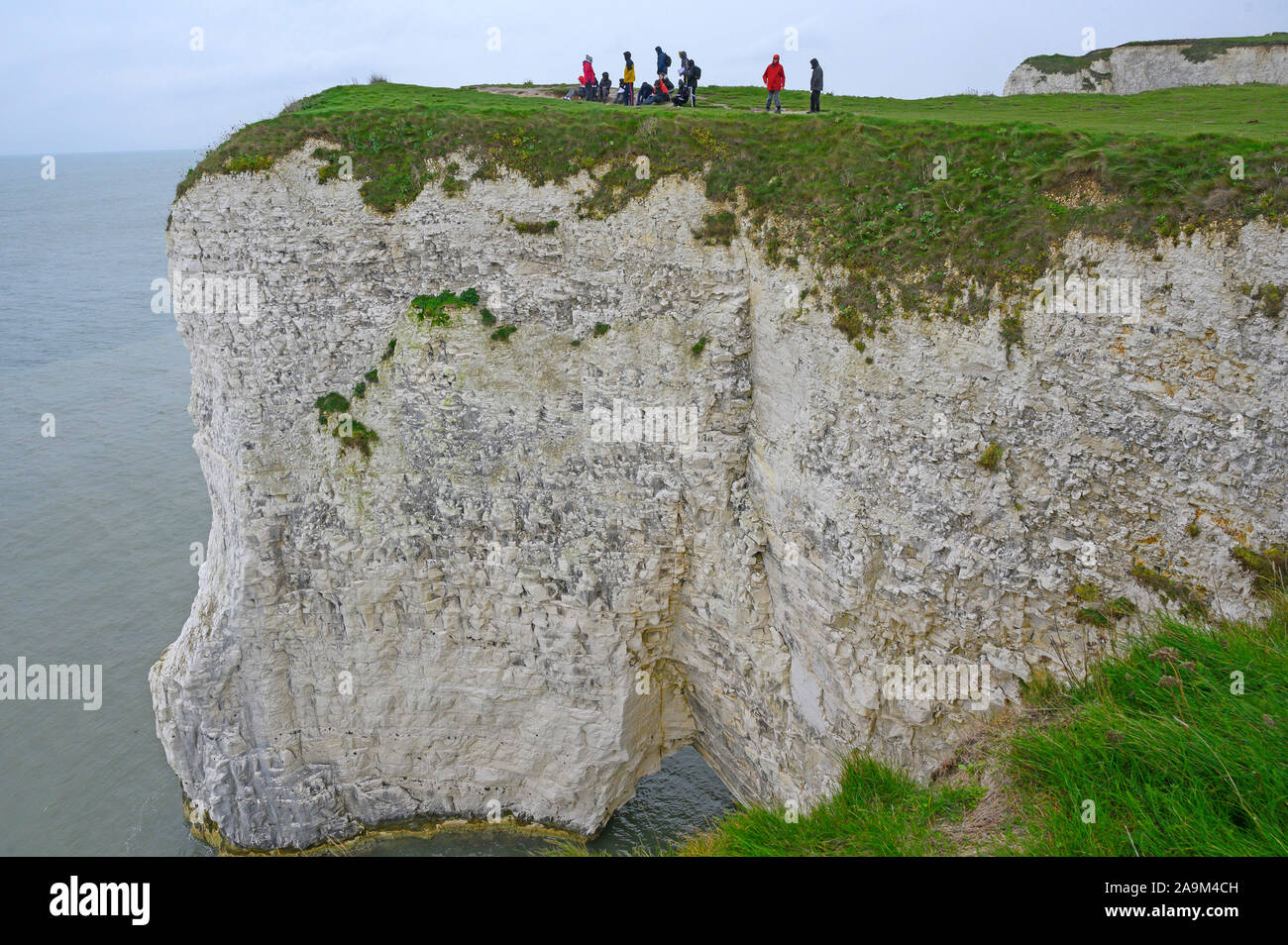 Nicht identifizierbare Schule Kinder auf eine pädagogische Reise nach Old Harry Rocks Studland Swanage, Dorset, Großbritannien. 15. Nov. 2019. Stockfoto