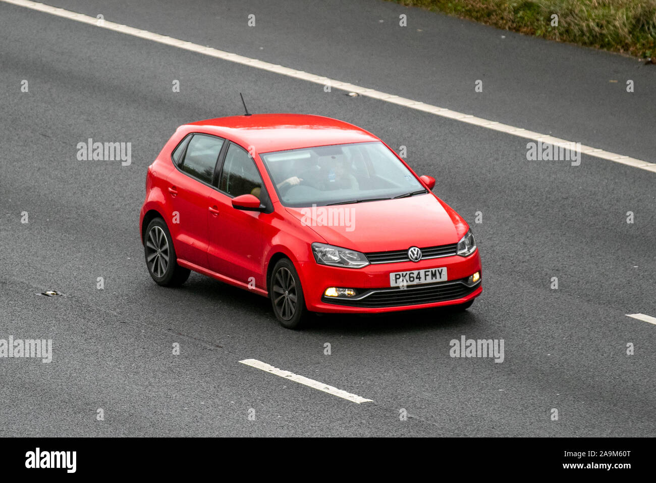 2014 Rot VW Volkswagen Polo SE; Großbritannien Verkehr, Transport, moderne Fahrzeuge, Limousinen, Süd - Auf der 3 Spur M61 Autobahn Autobahn gebunden. Stockfoto