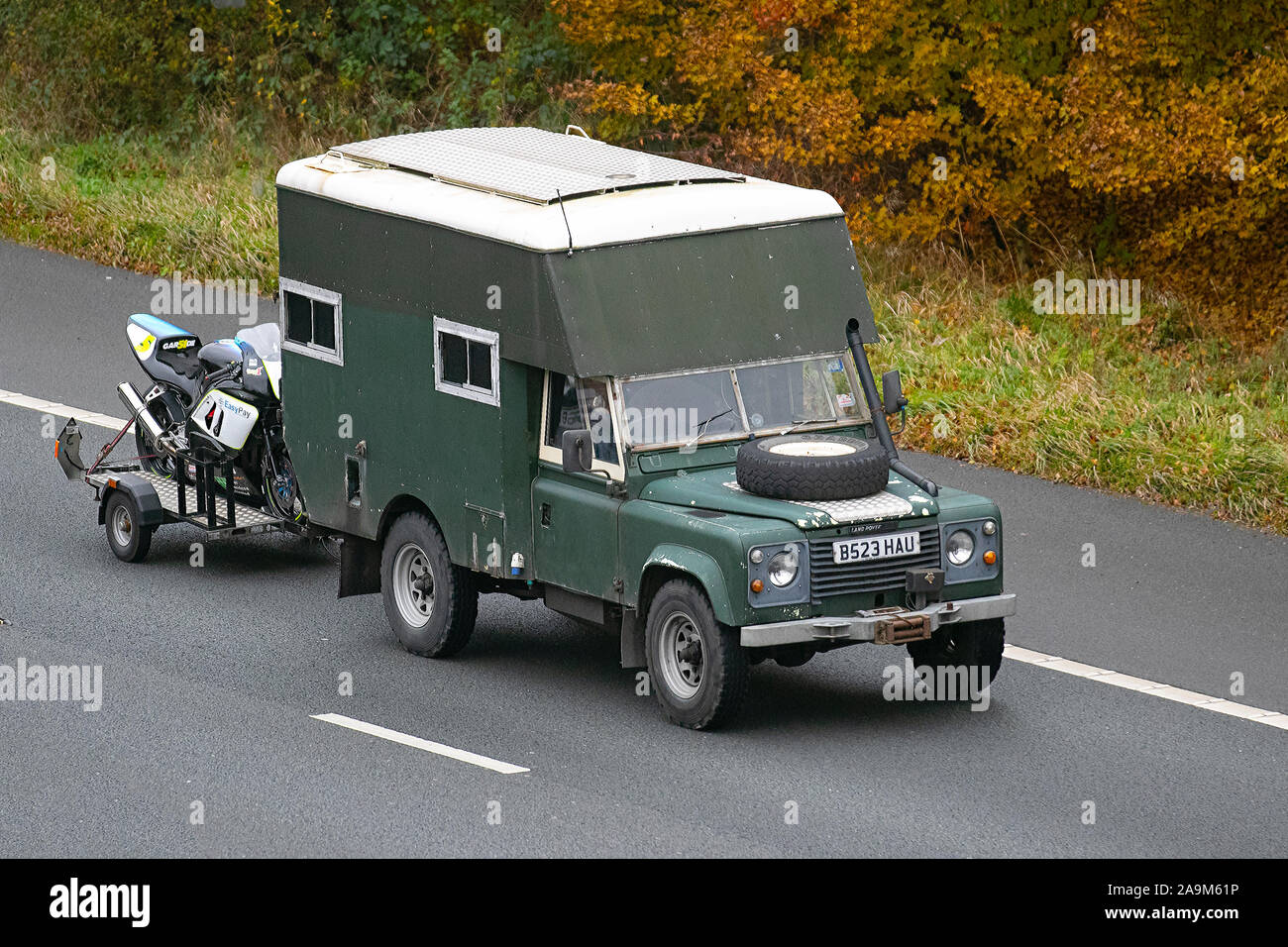 1984 Green Land Rover 110 4C REG D; mit Schnorchelauslass, UK Fahrzeug Verkehr, Transport, SUV 4x4 Fahrzeuge, Limousinen, in südlicher Richtung auf der dreispurigen Autobahn M61. Stockfoto