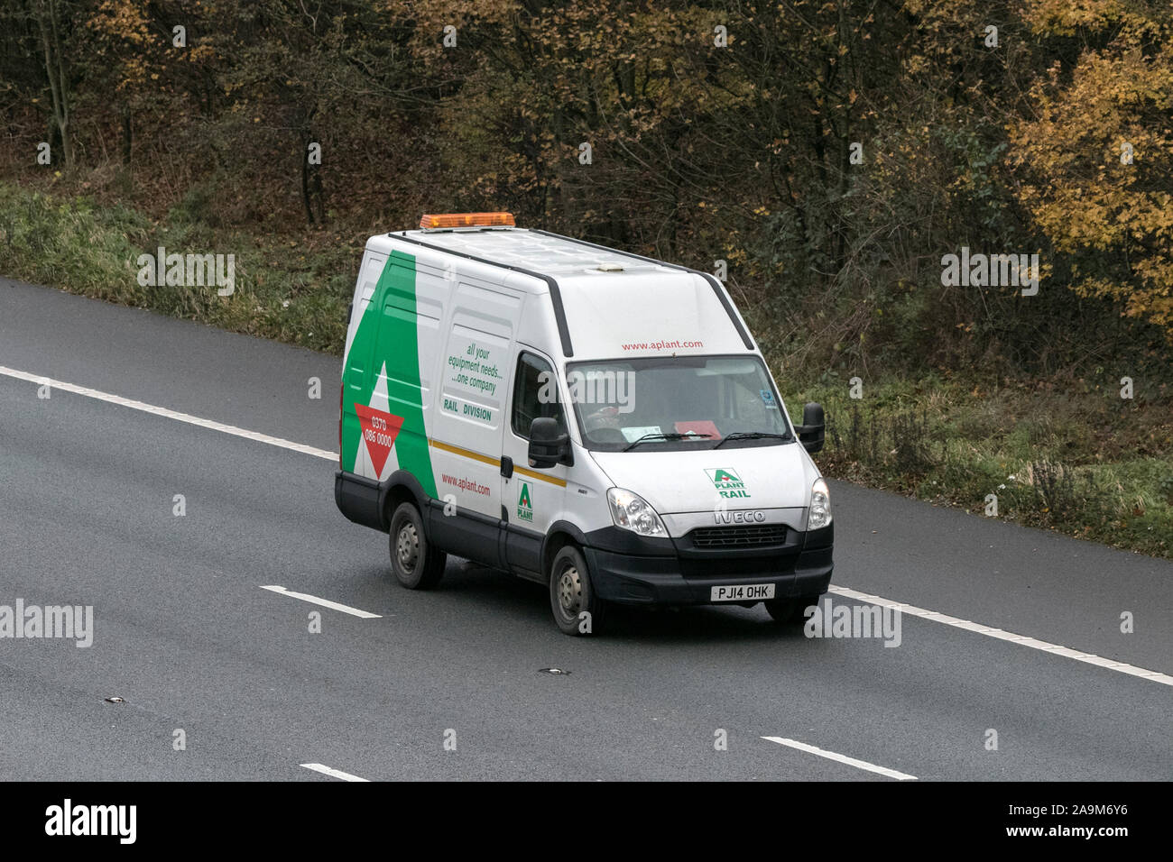 Aplant Maschinen und Anlagen mieten Iveco Daily Transport, moderne Fahrzeuge, Limousinen, Fahrzeuge auf der M61 Autobahn Autobahn Stockfoto