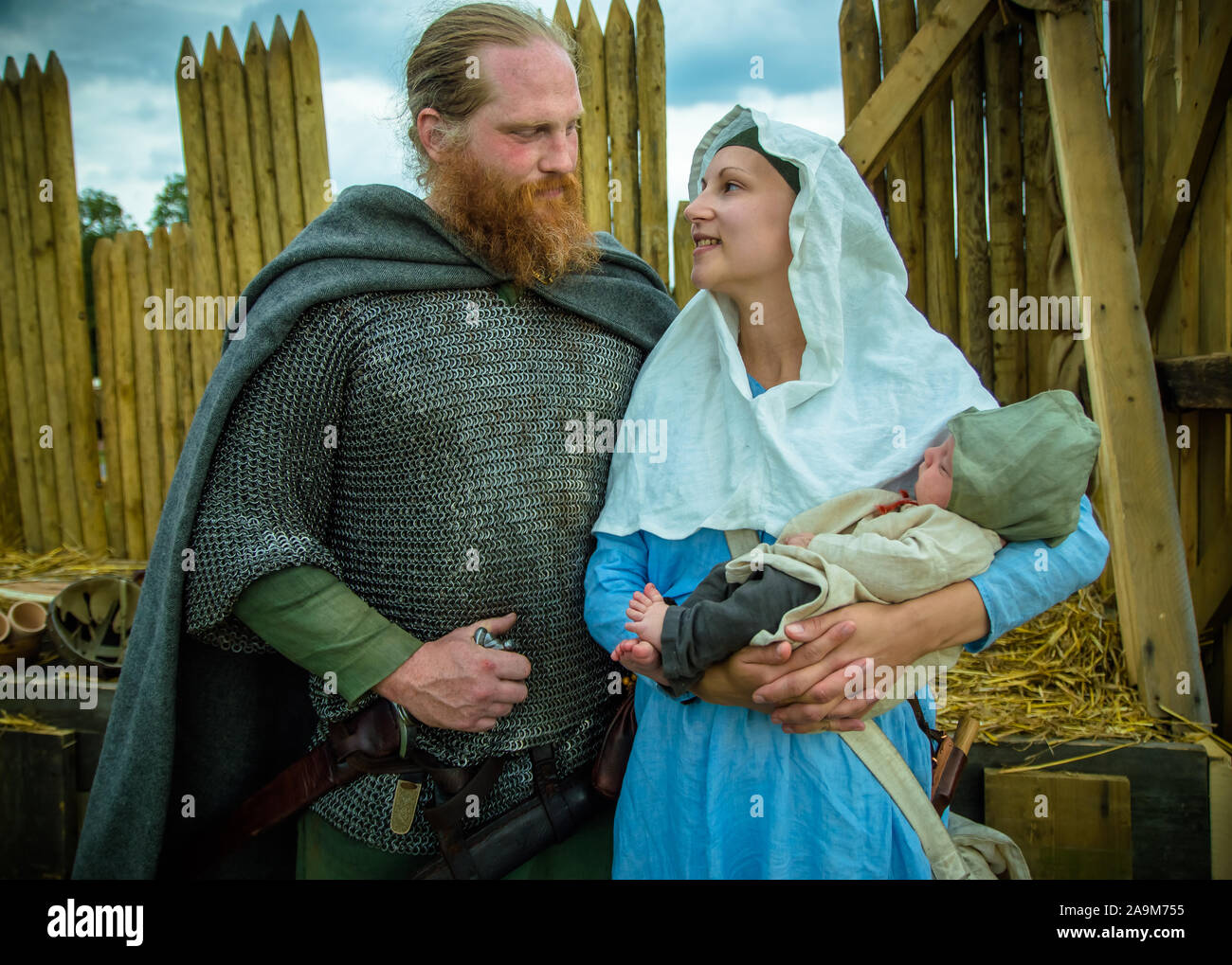 Sächsische Krieger und seine Frau und Kind während der REENACTMENT Event militärischen Odyssey Stockfoto