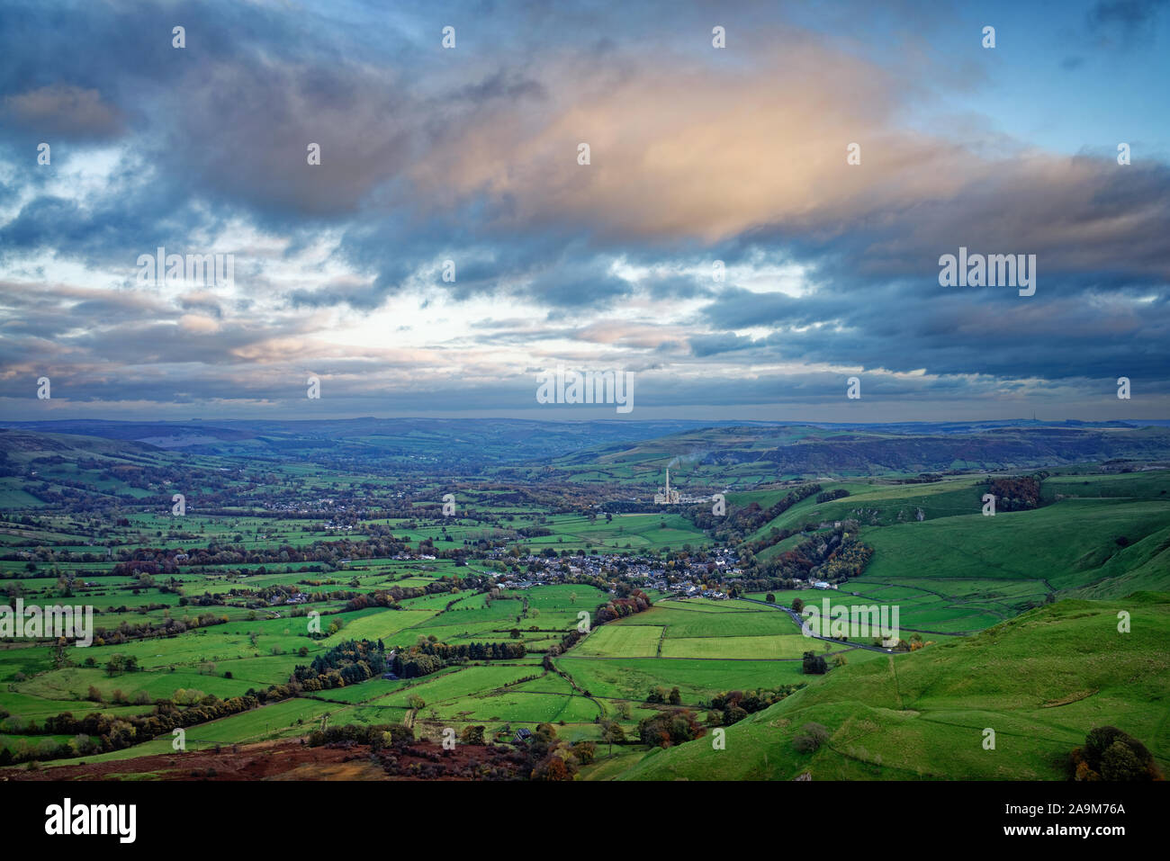 Großbritannien, Derbyshire, Peak District, Ansicht von Mam Tor über Castleton & die Hoffnung Tal. Stockfoto