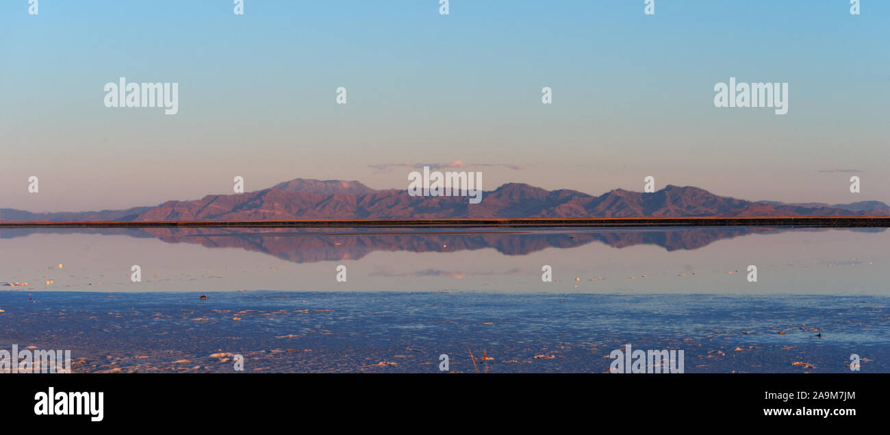 Natürliche Reflexion, in der Nähe von Wendover Nevada Highway 80 nur in den Utah Seite Stockfoto