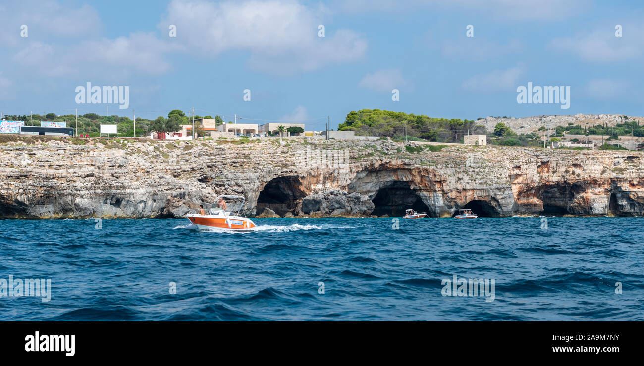 Klippen und Höhlen Blick vom Meer in Santa Maria di Leuca in Apulien (Puglia) im südlichen Italien Stockfoto