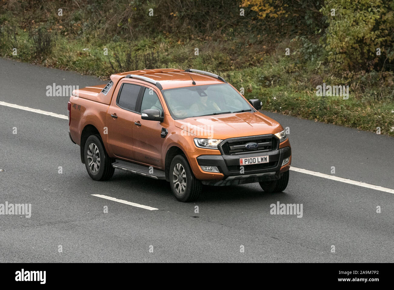 P 100 LWW Ford Ranger Wildtrak 4X4 DCB-Tdci eine Orange transport, moderne Fahrzeuge, Limousinen, Fahrzeuge auf der M61 Autobahn Autobahn Stockfoto