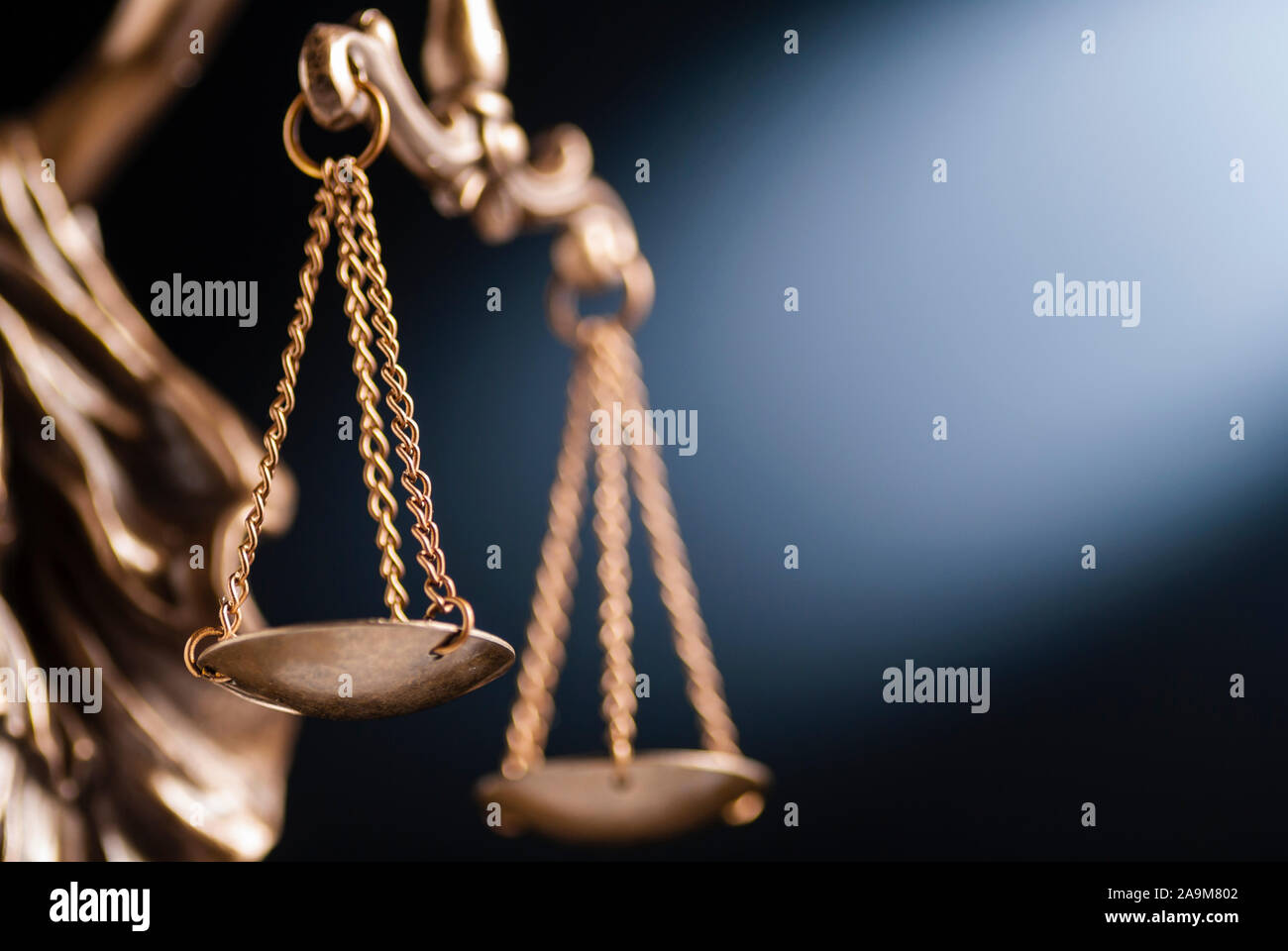 Nahaufnahme auf der Waage der Gerechtigkeit auf einem kleinen Bronzestatue über einen blauen Hintergrund mit Kopie Raum konzeptionelle von Recht und Ordnung Stockfoto