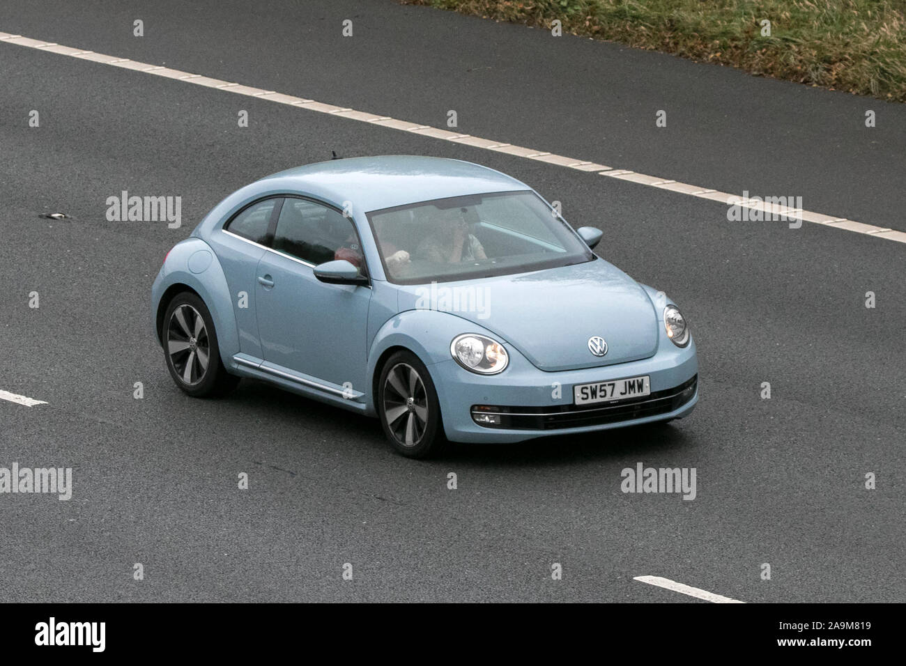 SW 57 JMW Volkswagen Beetle Design Tdi S-A Blue Diesel transport, moderne Fahrzeuge, Limousinen, Fahrzeuge auf der M61 Autobahn Autobahn Stockfoto