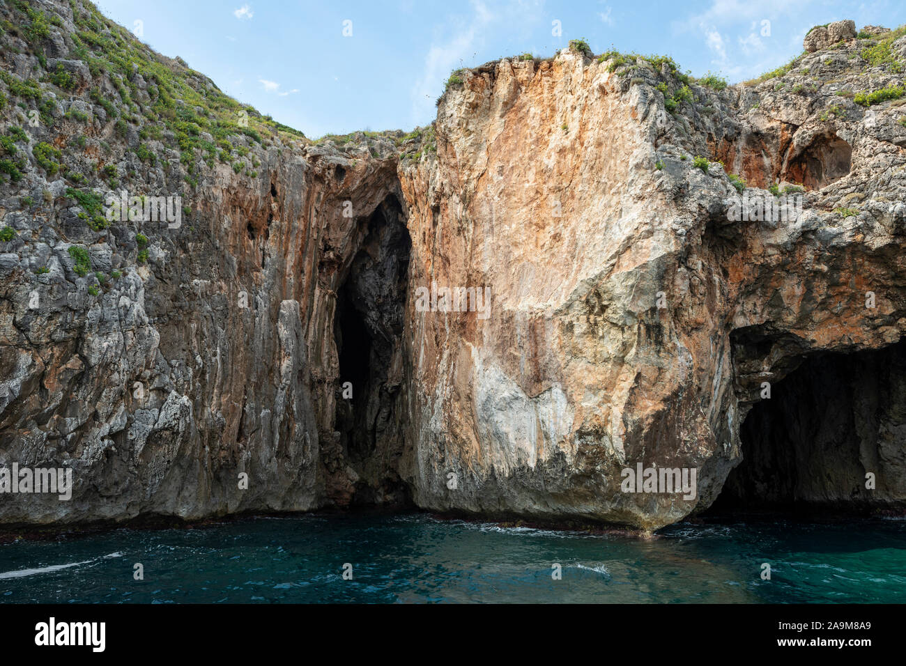 Klippen und Höhlen Blick vom Meer in Santa Maria di Leuca in Apulien (Puglia) im südlichen Italien Stockfoto