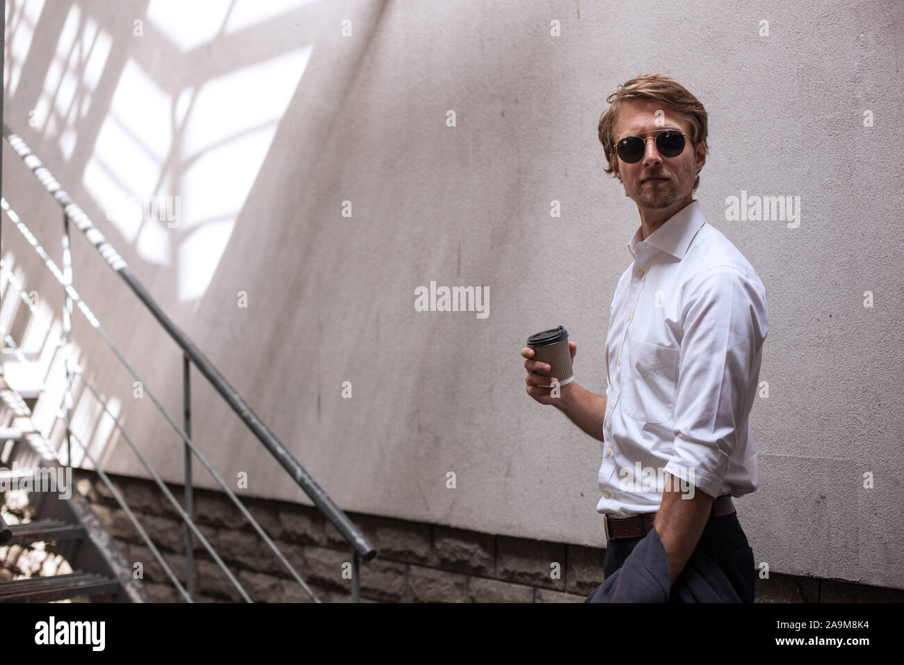 Ein Geschäftsmann Getränke Kaffee trinken gehen", wenn Sie eine Pause Stockfoto