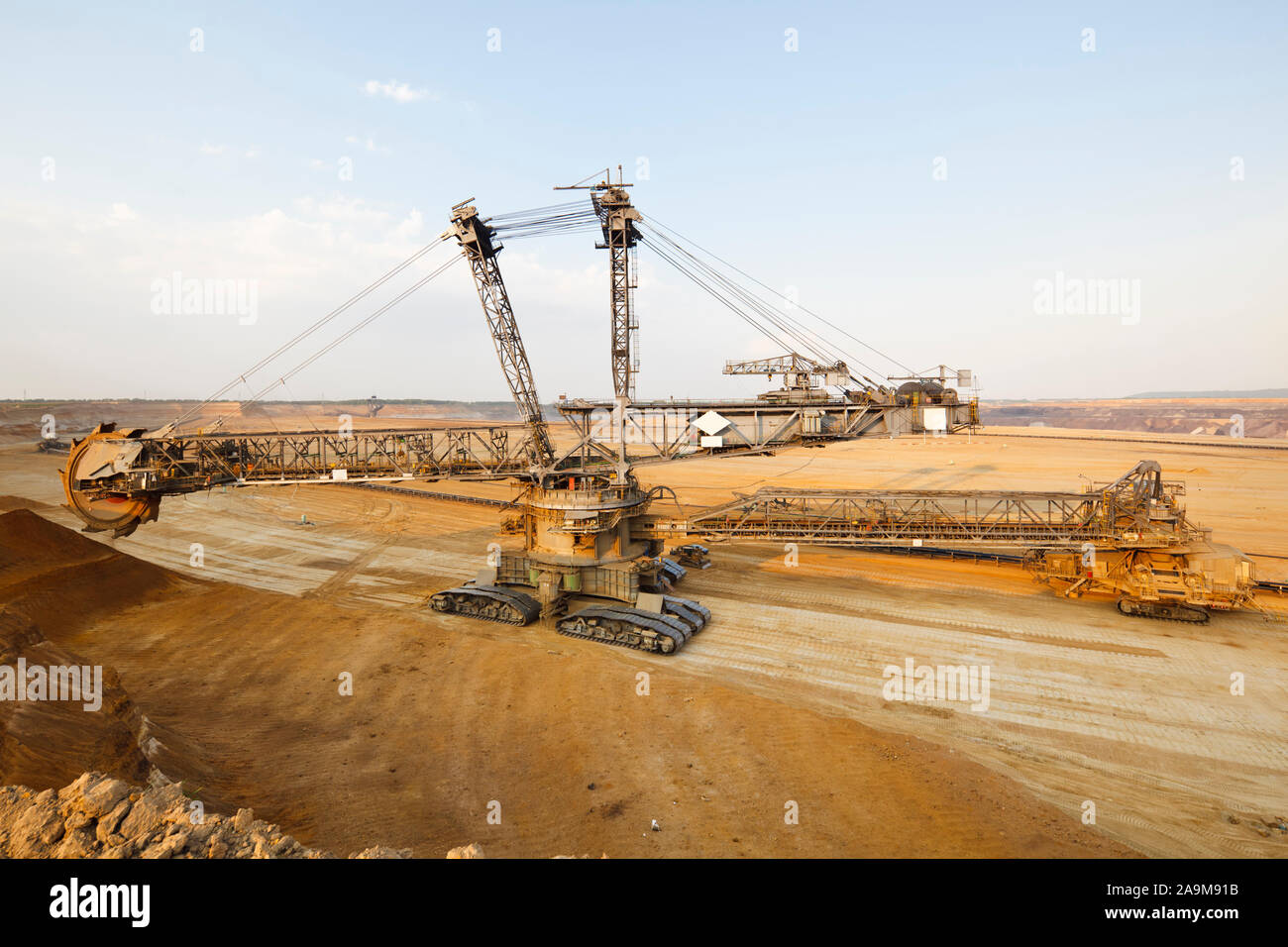 Ein braunkohletagebau Mine mit einem riesigen schaufelradbagger, einer der weltweit größten beweglichen land Fahrzeuge. Stockfoto
