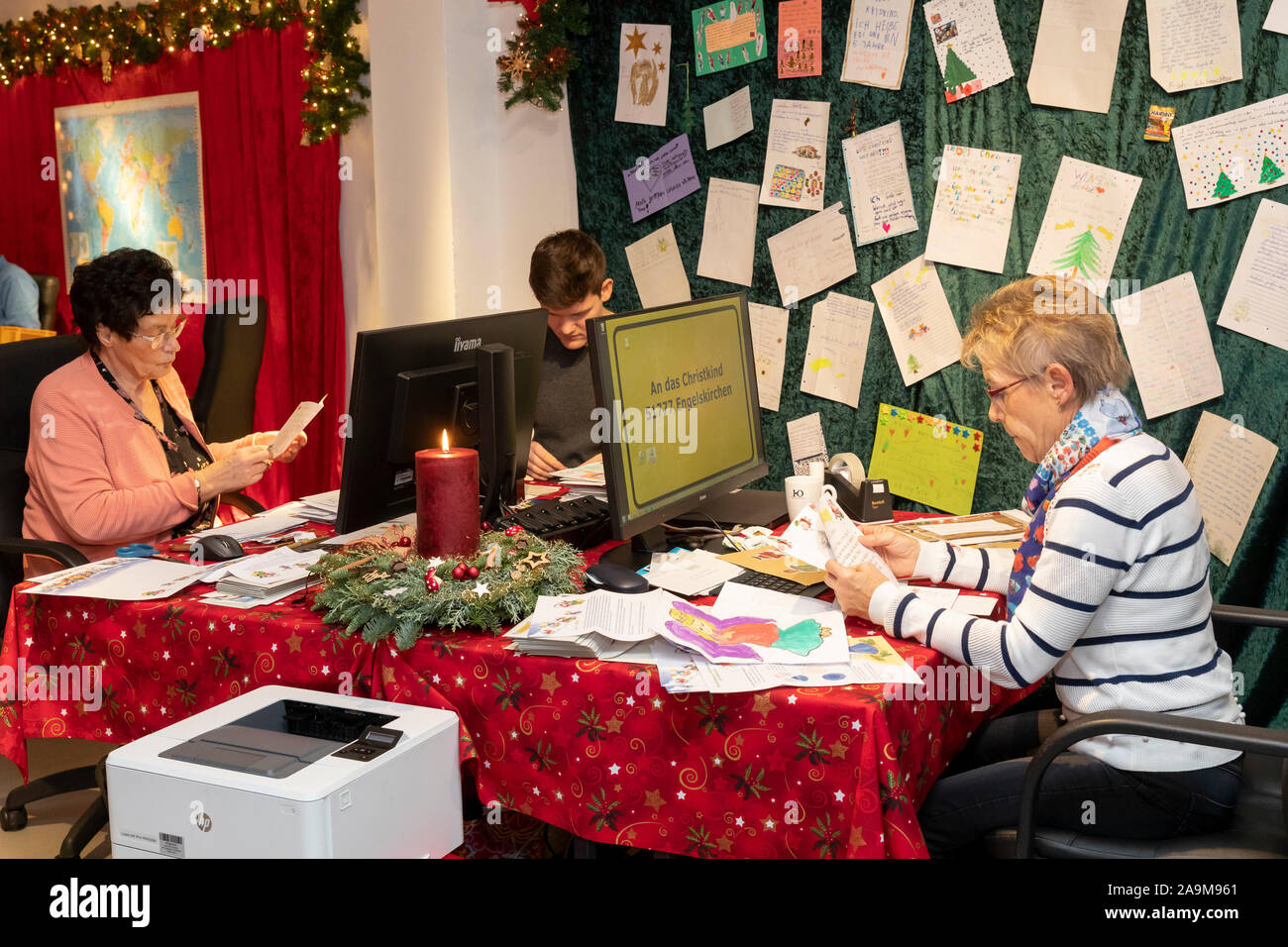 Das Christkind Post in Engelskirchen im Bergischen Land hat seine Arbeit aufgenommen. Die Leute lesen und beantworten die Buchstaben Stockfoto