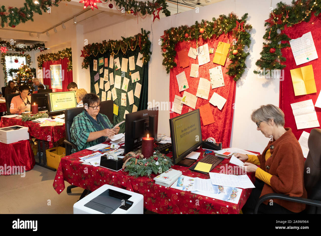 Das Christkind Post in Engelskirchen im Bergischen Land hat seine Arbeit aufgenommen. Die Leute lesen und beantworten die Buchstaben Stockfoto