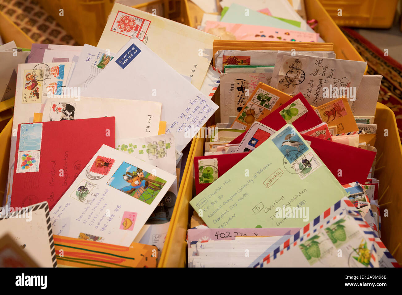 Das Christkind Post in Engelskirchen im Bergischen Land hat seine Arbeit aufgenommen. Briefe mit Wünschen für Weihnachten von Kindern Stockfoto