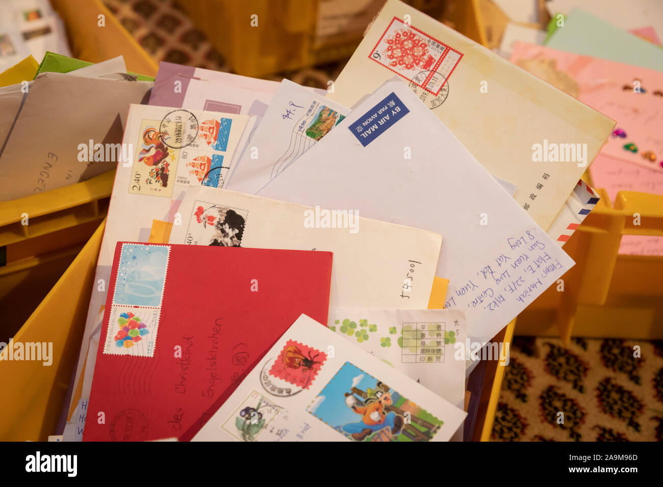 Das Christkind Post in Engelskirchen im Bergischen Land hat seine Arbeit aufgenommen. Briefe mit Wünschen für Weihnachten von Kindern Stockfoto