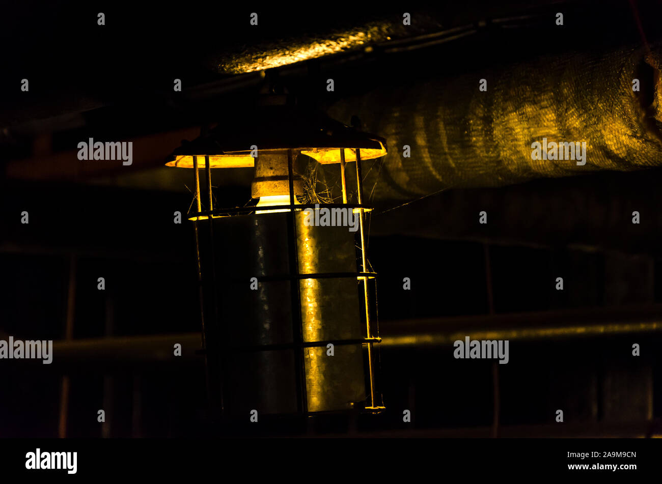 Lampe; Schiff Maschinenraum Stockfotografie - Alamy