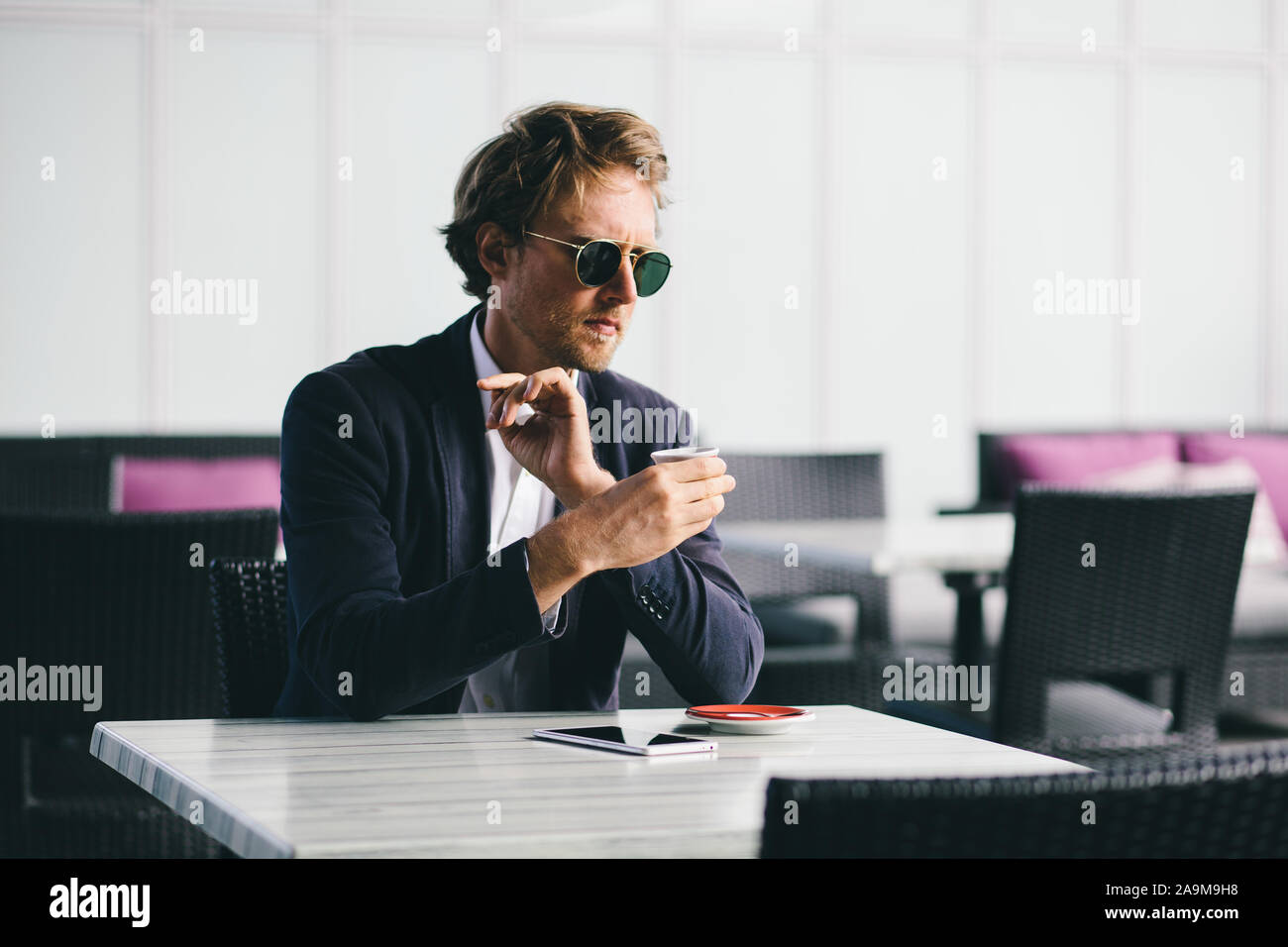 Im mittleren Alter Manager Geschäftsmann sitzt in einem Café bei einer Tasse Kaffee Stockfoto