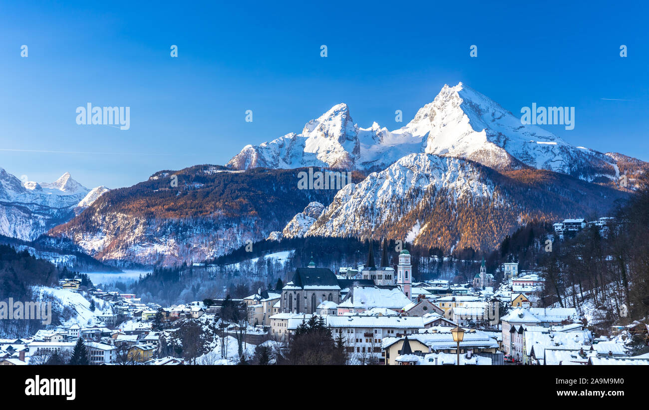 Historische Stadt Berchtesgaden mit Watzmann im Hintergrund, Nationalpark Berchtesgadener, Oberbayern, Deutschland Stockfoto