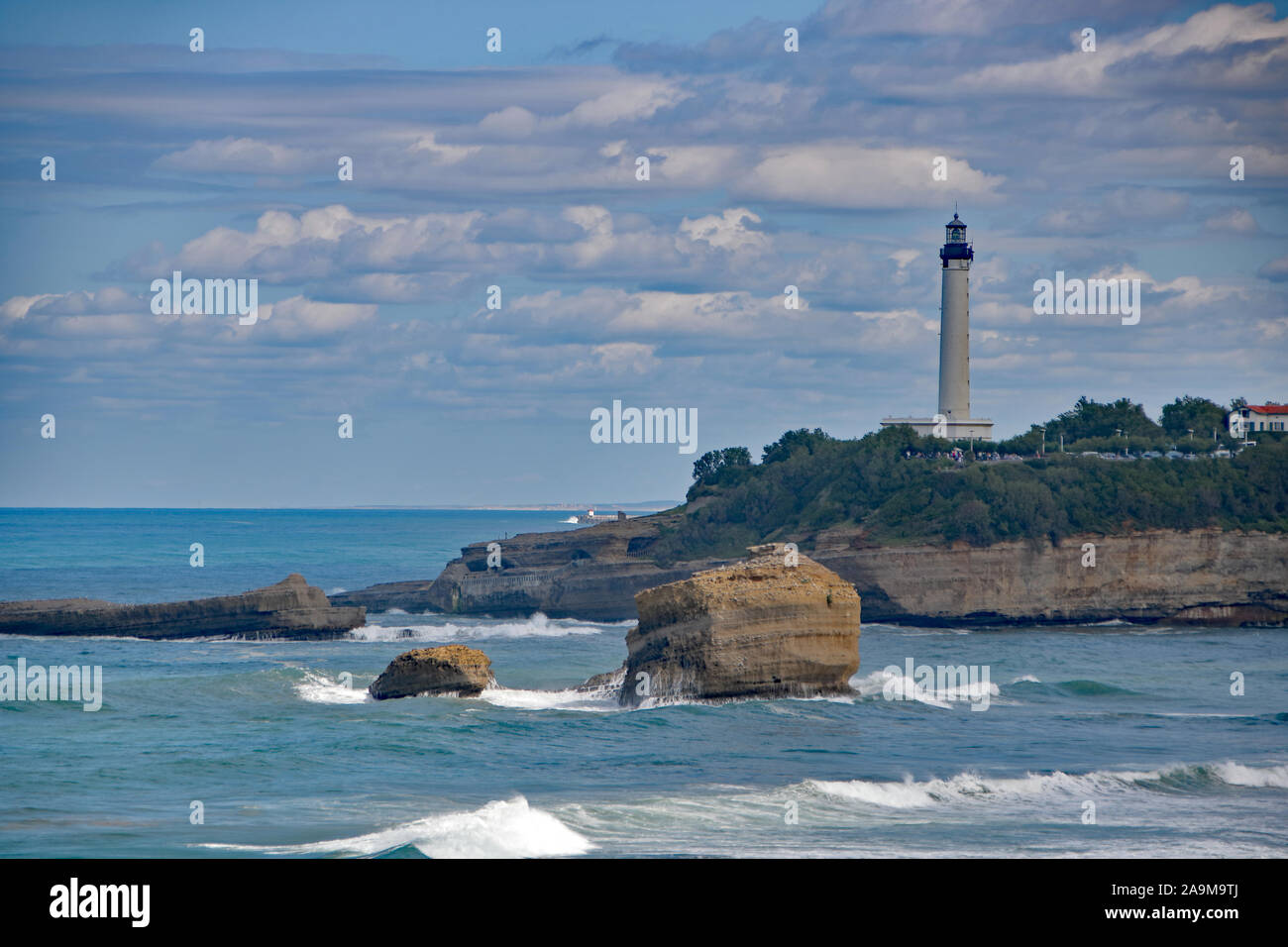 Blick auf La Grande Plage, der große Strand von Biarritz, Pyrénées-atlantiques, Frankreich, im Sommer. Stockfoto