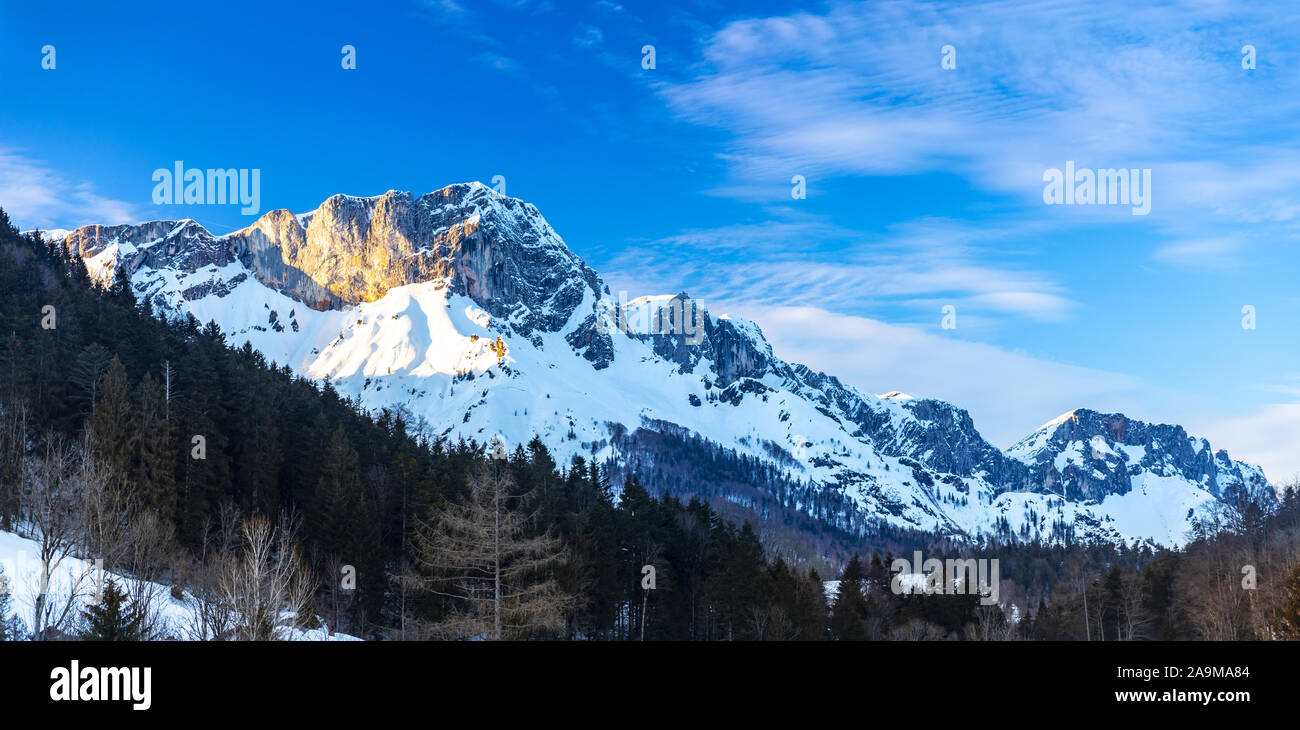 Historische Stadt Berchtesgaden mit Watzmann im Hintergrund, Nationalpark Berchtesgadener, Oberbayern, Deutschland Stockfoto