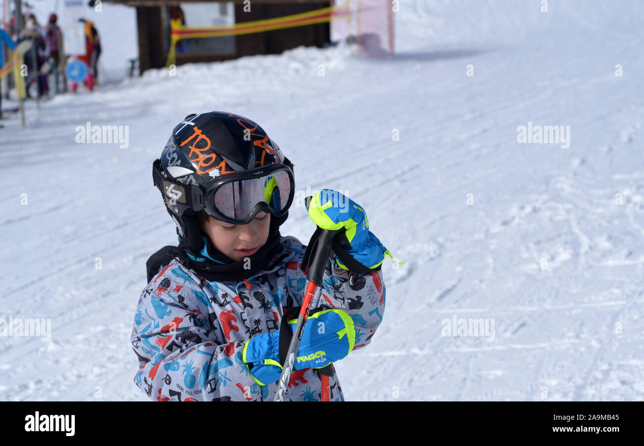 Jungen 8 jahren Skifahren in Les Saisies Ski Station Savoie Frankreich Stockfoto
