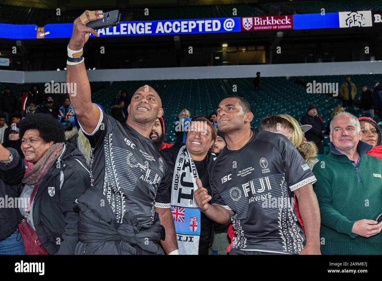 LONDON, Vereinigtes Königreich. 16. Nov 2019. Temo Mayanavanuav von Fidschi (links) und Ratu Veremalua Vugakoto von Fidschi (rechts) nimmt Fotos mit den Fans nach dem Spiel am Samstag während der Killik Schale - Barbaren vs Fidschi bei Twickenham Stadium, 16. November 2019. LONDON ENGLAND. Credit: Taka G Wu/Alamy leben Nachrichten Stockfoto